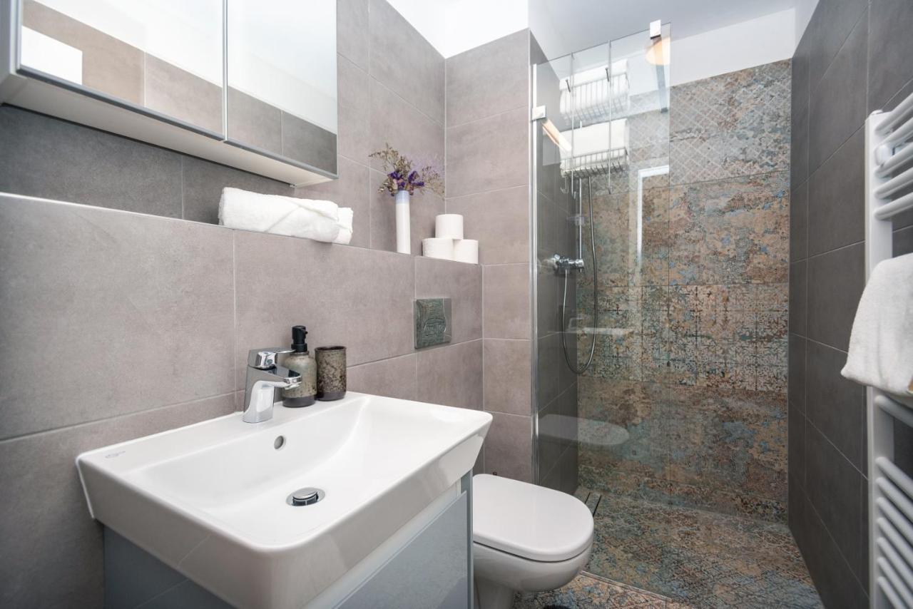 City Center Apartment - Modern & Elegant Братислава Екстериор снимка