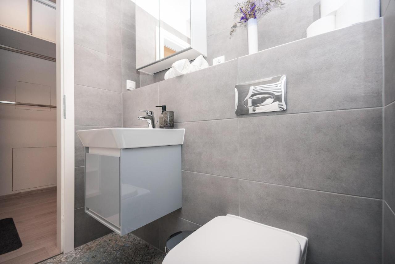 City Center Apartment - Modern & Elegant Братислава Екстериор снимка