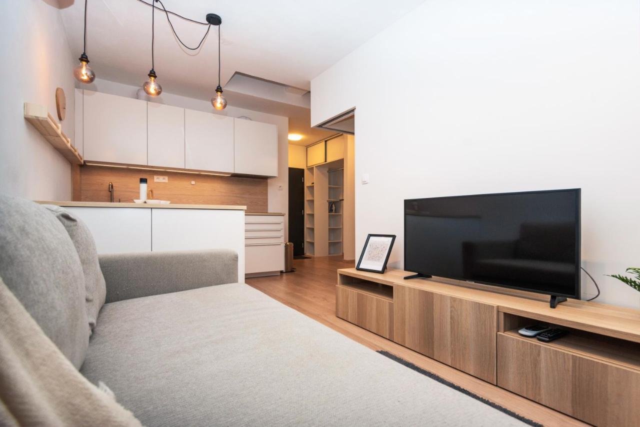 City Center Apartment - Modern & Elegant Братислава Екстериор снимка
