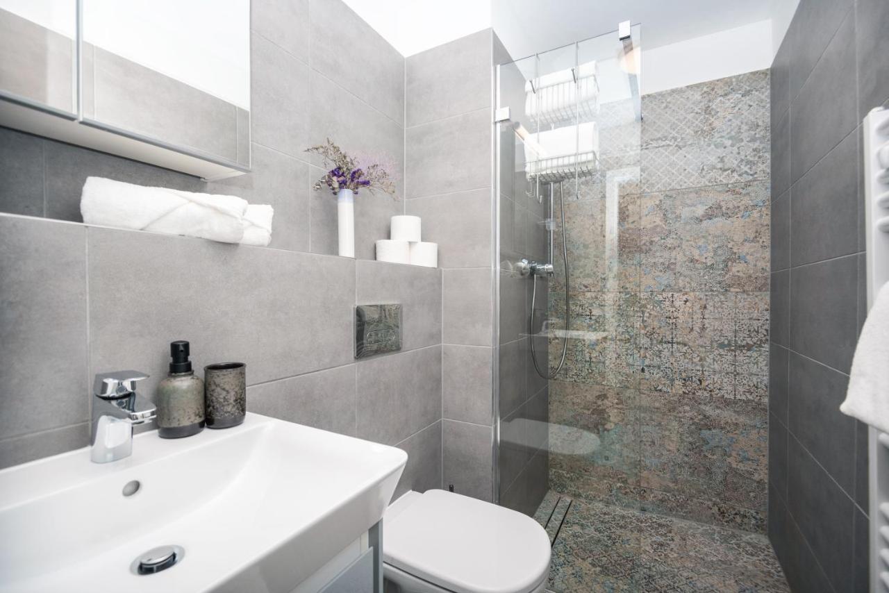City Center Apartment - Modern & Elegant Братислава Екстериор снимка
