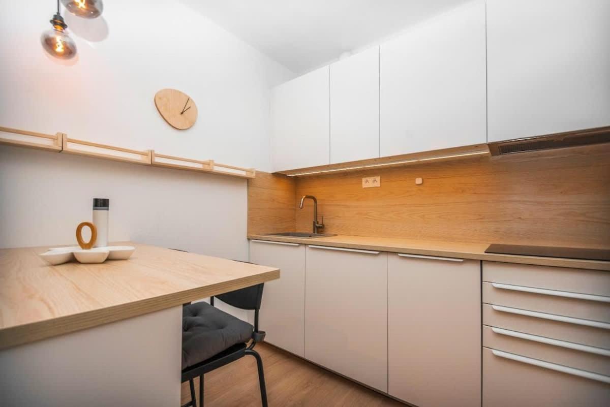 City Center Apartment - Modern & Elegant Братислава Екстериор снимка