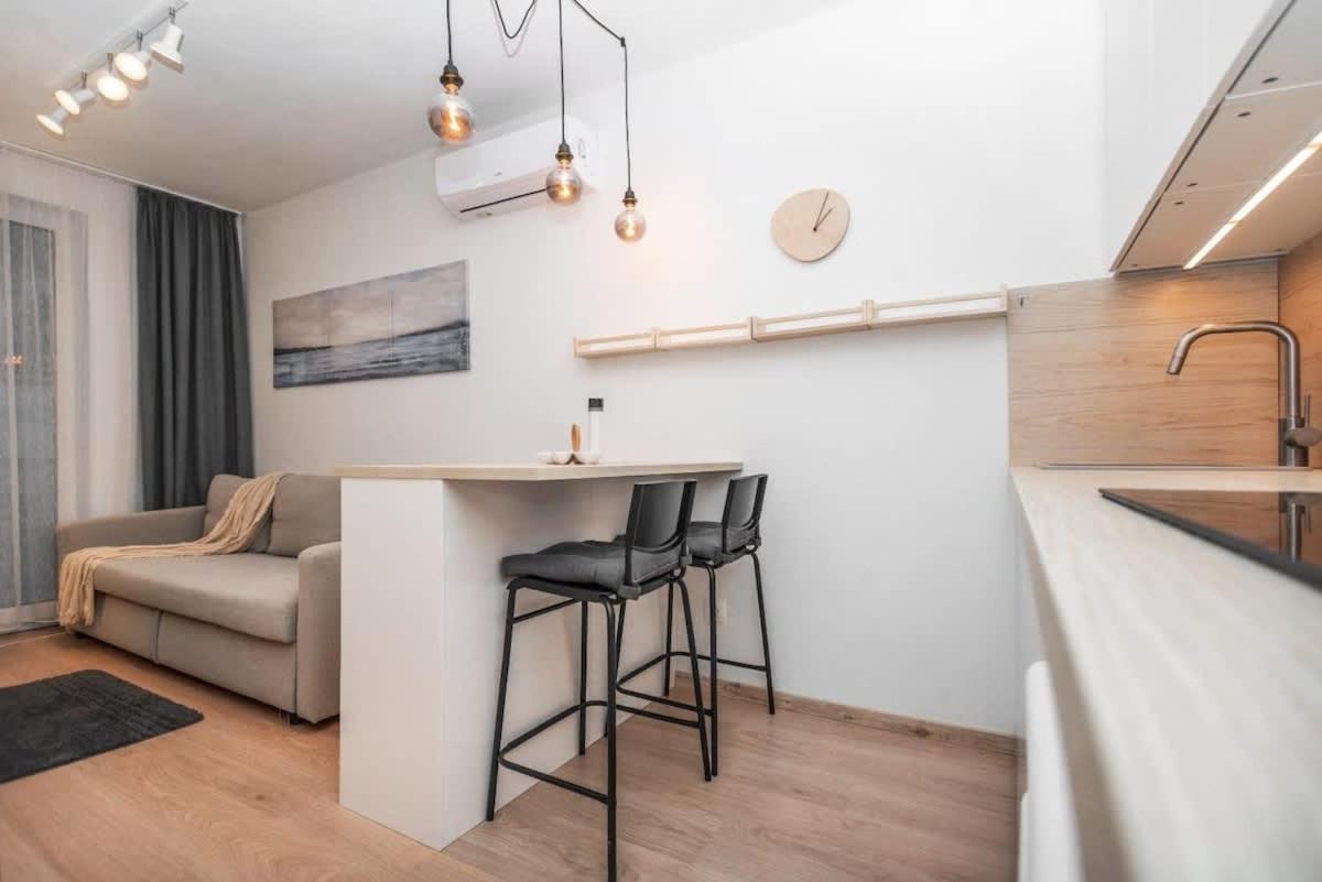 City Center Apartment - Modern & Elegant Братислава Екстериор снимка