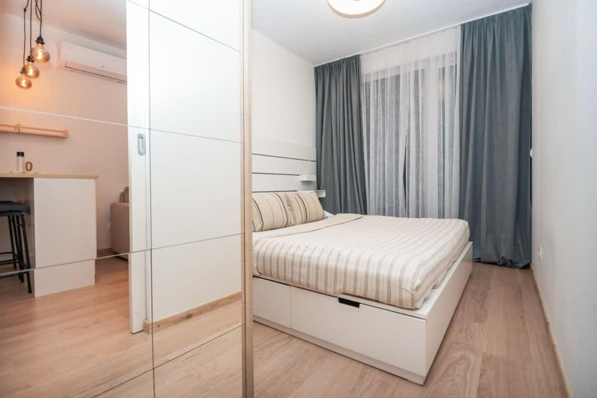 City Center Apartment - Modern & Elegant Братислава Екстериор снимка