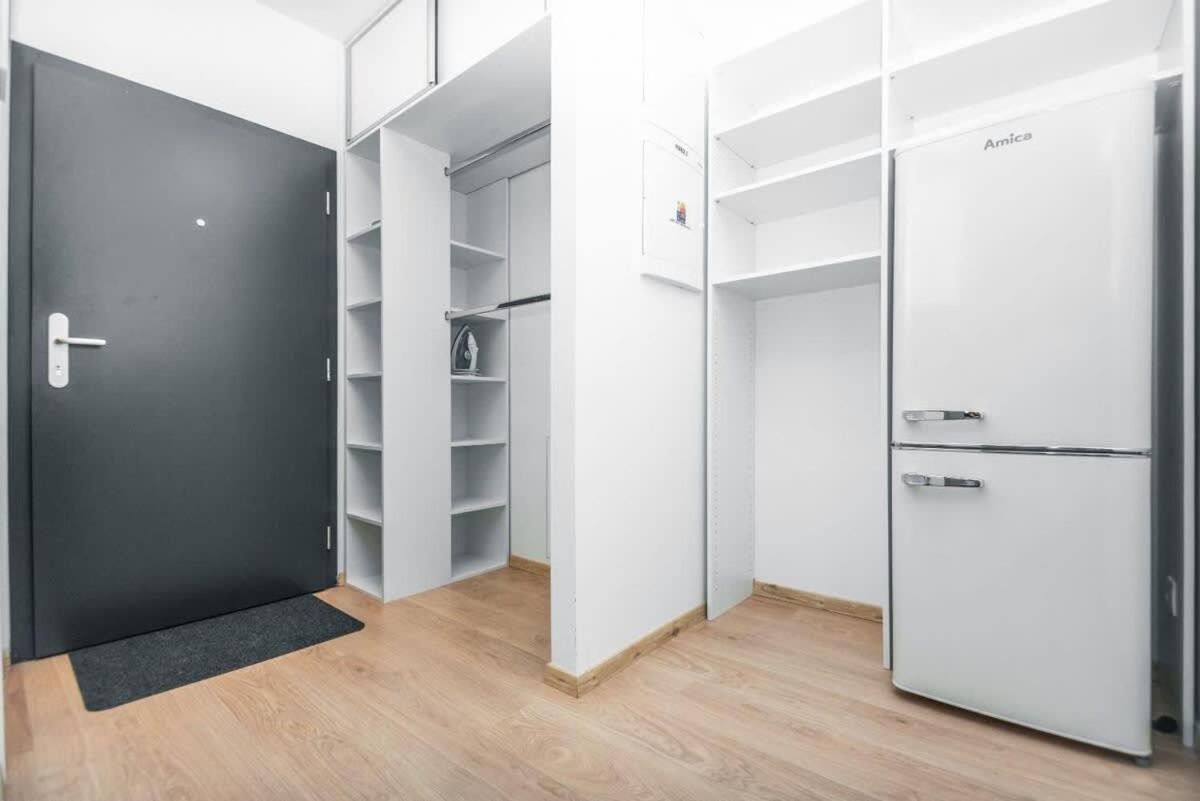 City Center Apartment - Modern & Elegant Братислава Екстериор снимка