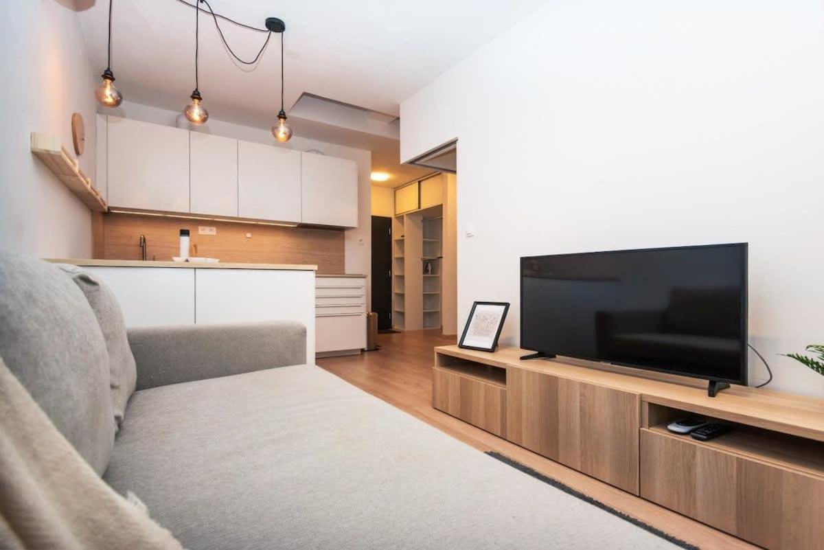 City Center Apartment - Modern & Elegant Братислава Екстериор снимка